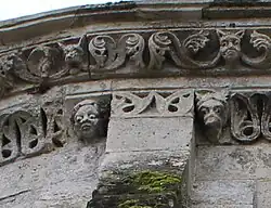 Détail des modillons du chevet : figure humaine et animaux antropomorphes.