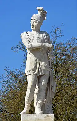 Statue en pierre grise d'Olivier&nbsp;V de Clisson en armure, portant l'épée de connétable.