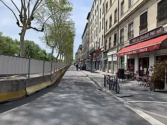 Vue vers l’aval. Le bar Le Churchill est au no&nbsp;38