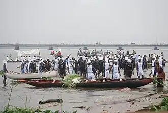 Les piroguiers lors de la course de pirogue sur le fleuve Wouri