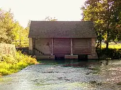 Le lavoir de Courteuil, face à l'abreuvoir et près de l'ancien moulin.