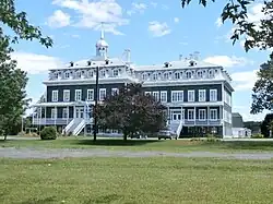 Couvent de la congrégation des Sœurs de la Charité de Saint-Louis; construit en 1903 puis agrandi dans les années 1920.