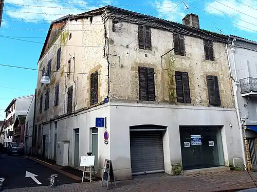 Moitié nord du corps principal du couvent, à l'angle de la rue Gambetta et de la rue Saint-François.
