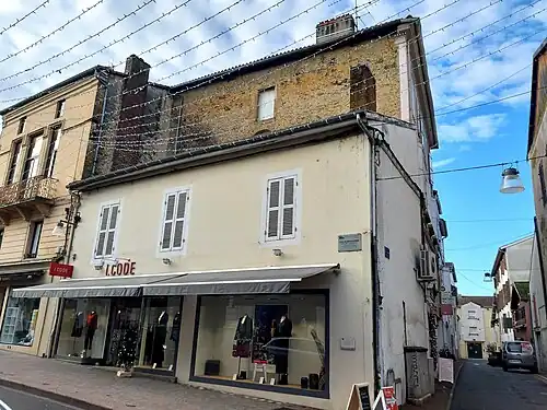 Maison dépendant du couvent des Cordeliers, achetée en 1784 par Louis Longa. Cette demeure, située rue Gambetta et adossée au chœur de l'ancienne église conventuelle (dont on distingue une ouverture gothique), voit la naissance et le décès du peintre Louis Anselme Longa, son petit-fils.