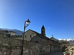 Le couvent, vue depuis la rue Guy Rey. À l'arrière-plan à droite, le glacier du Ruitor.