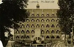 Auteur inconnu, Couvent de Saint-Casimir, 1930, Couvent de Saint-Casimir, collection Félix-Barrière des Archives nationales du Québec, BAnQ