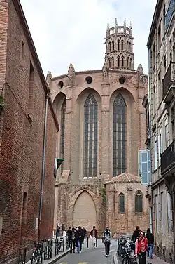 Le chevet de l'église dans l'axe de la rue.