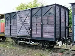 Le wagon couvert Kf 1457 ex-Réseau Breton garé au dépôt de Butry.