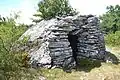 Dolmen de Viste n°2 réutilisé en cazelle.