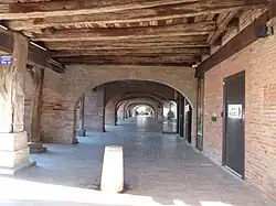 Couverts de la place Paul-Saissac à Lisle-sur-Tarn.