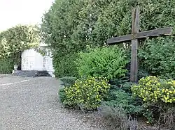Couvonges, monument des fusillés, vue d'ensemble avec croix calcinée.