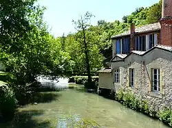 La Couze longe le moulin de la Rouzique.