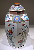 Jarre hexagonale, porcelaine d'Imari style kakiemon. Arita 1670-1690, Edo. Musée d'art Matsuoka, Tokyo.