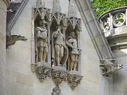 Sculptures de trois chevaliers et gargouilles sur la façade principale