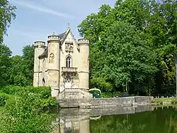 L'étang de la Loge et le château de la Reine Blanche.