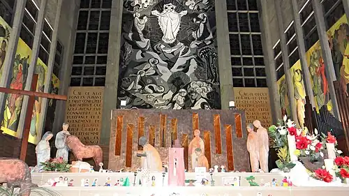 Crèche devant l'autel et en arrière-plan, la fresque de la Transfiguration.
