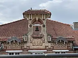 Fronton décoratif de la crèche de l'hôpital de Ville-Évrard.