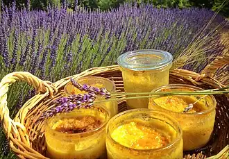 Crèmes brûlées à la lavande.