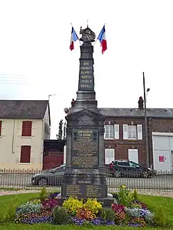 Monument aux morts de Crèvecœur-le-Grand.
