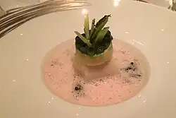 Asperges sauvageonnes sur émulsion.