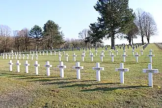 Au fond, le cimetière allemand.