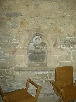 Dans le chœur, à droite, la crédence.