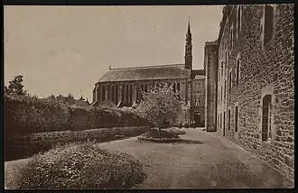 La communauté de la Divine Providence, avec la chapelle et l'une des cours (1930).