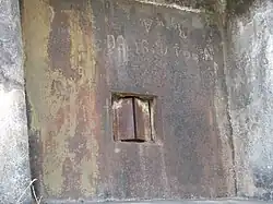 Plaque de blindage et créneau de protection d'une casemate d'action frontale.