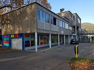 Côté sud de l'aile principale pour les tout-petits + Au dernier étage, les deux logements et leur terrasse.