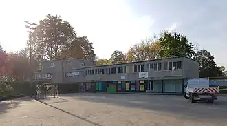 Séparation entre les cours des grands et des petits par l'aile principale (limiter les risques de blessés liés aux jeux de balles).