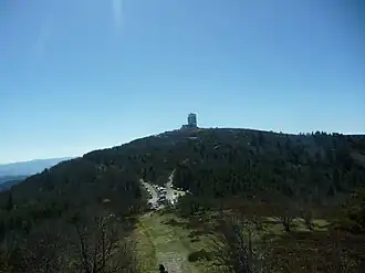 Le crêt de Botte avec le parking du collet de l'Œillon.