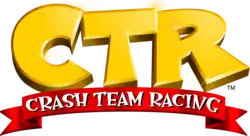Les lettres « CTR » sont inscrites en couleur dorée et rutilantes. Un ruban rouge est en dessous, le texte « Crash Team Racing » y est inscrit en blanc.
