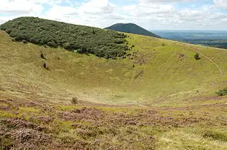 Vue du cratère du Pariou avec le puy de Côme à l'arrière-plan.