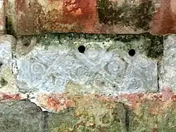 Bloc décoré en remploi probable dans le chœur.