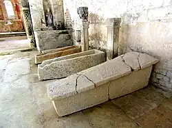 Sarcophages exposés dans l'église.