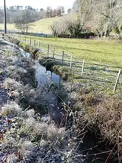 Au nord du lieu-dit le Maupas, la Crempsoulie sert de limite aux communes d'Issac (à gauche) et de Sourzac.