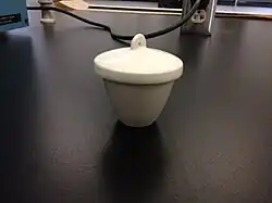 Figure 1: Creuset en porcelaine avec son couvercle