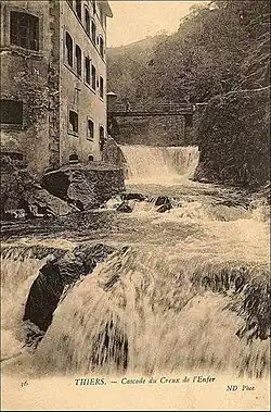 Vieille photographie du centre d'art prise depuis le lit de la Durolle, à la fin du XIXe siècle.