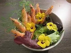 Salade de crevette, avocat, pensée, et aneth