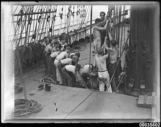 Le travail des gabiers s'effectue aussi au hissage sur le pont, ici sur le quatre-mâts barque Magdalene Vinnen en 1933, transportant de la laine à destination de l'Australie.