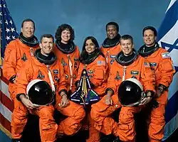 Devant : Rick Husband, Kalpana Chawla et William McCool Derrière : David Brown, Laurel Clark, Michael Anderson et Ilan Ramon