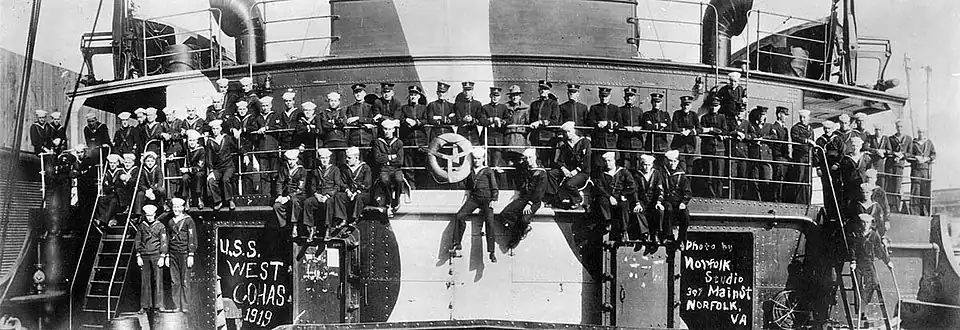 L'équipage militaire du West Cohas pose sur le premier pont de la superstructure.