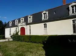 Le bâtiment des écuries.