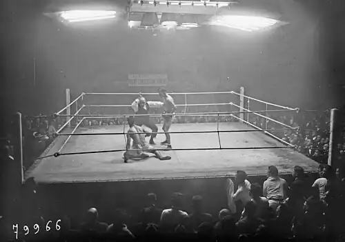 Matthews est au tapis.