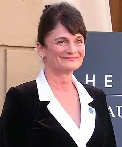 Cristine Rose interprète Virginia Mosby.