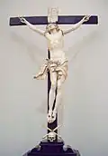 Crucifix en bois et ivoire, école française classique XVIIe&nbsp;siècle, noter le crâne, symbole et sens de Golgotha et de la vanité du monde.