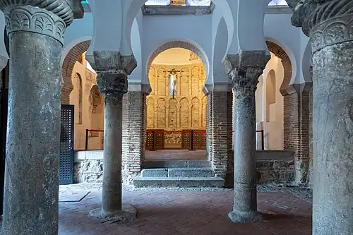 Arcs outrepassés sur piliers