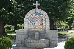 Fontaine commémorative sur le parvis de l'église.