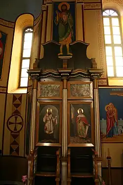 Deux trônes et leurs icônes.