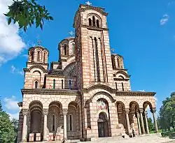 La façade principale de l'église